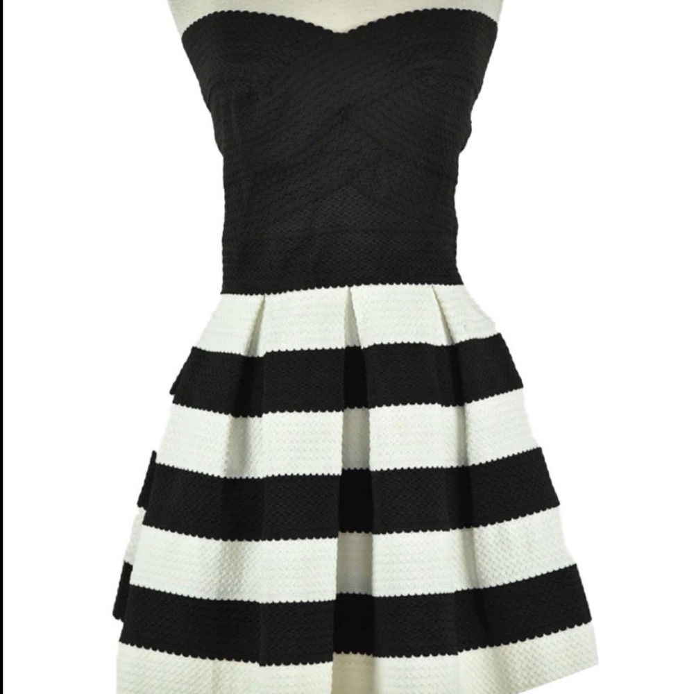 🆕👗Teeze me strapless black and white striped fit and flare dress S/P👗🆕